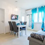 Birikina With Pool דירה *