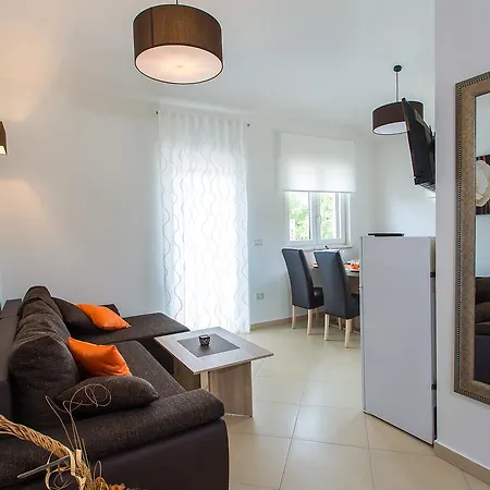 アパート Birikina With Pool ポレッチ