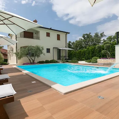 Apartmán Birikina With Pool